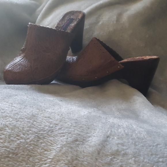 Clogs - Picture 2 of 4